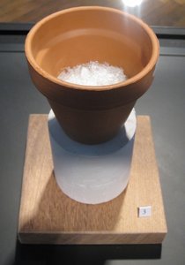 石膏型と植木鉢にガラスを配置